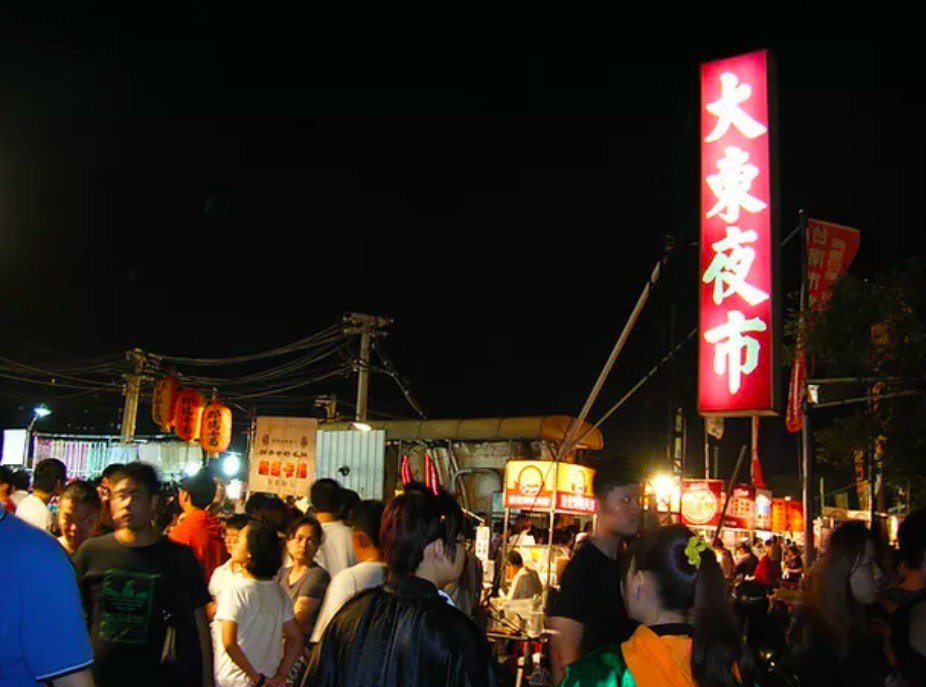 ▲台南的大東夜市一直以來都是相當著名的觀光夜市之一，不過近日卻傳出要「分家」的消息。（圖／NOWnews資料照）