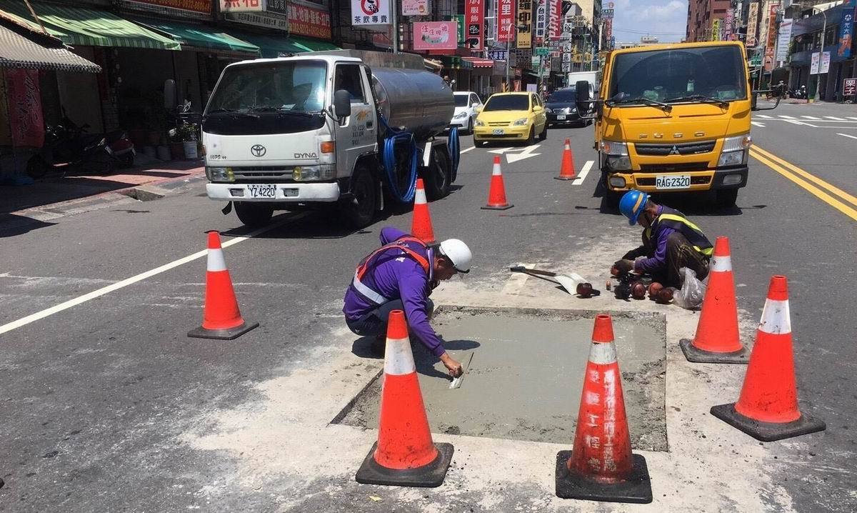 ▲高市工務局養工處表示近日大雨，已24小時待命輪班修復道路坑洞。（圖／高市工務局提供）