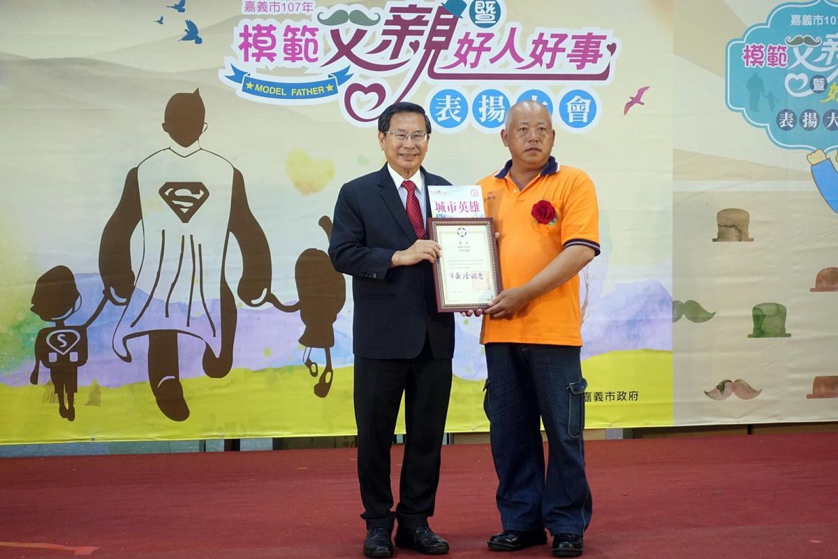 ▲嘉義市長涂醒哲表揚默默守護家園的環保局清潔隊清溝班。（圖／嘉義市政府提供）