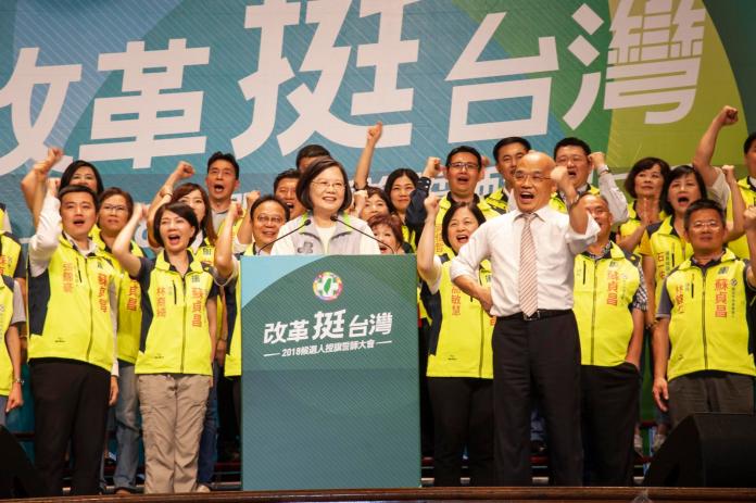 ▲身兼民進黨主席的總統蔡英文，8月4日為民進黨新北市長參選人蘇貞昌造勢時，強調「用盡全力贏回新北！」（圖／蘇貞昌辦公室提供）