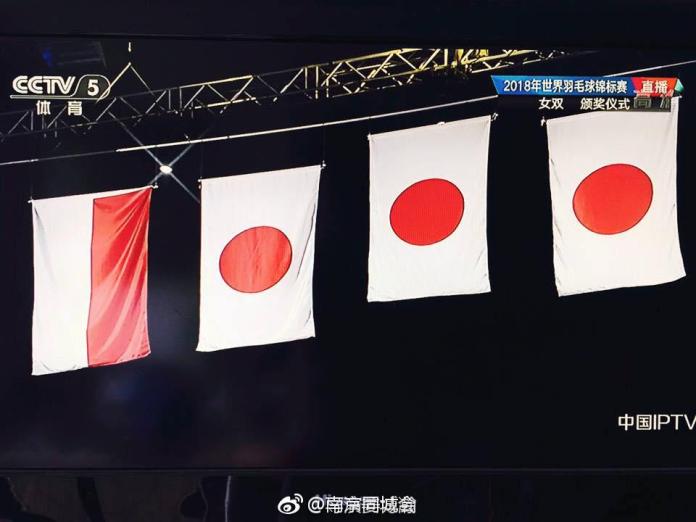 ▲ 2018 年在南京舉辦的羽毛球世錦賽，日本選手包下羽球女雙賽事前三名，南京罕見的升起 3 面日本國旗，引起網友熱議。（圖／翻攝自微博）