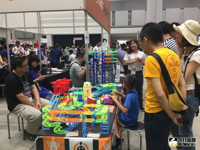 日本小朋友體驗台灣自造百變互動競賽軌道車遊戲組。(圖／南科AI_ROBOT自造基地提供)