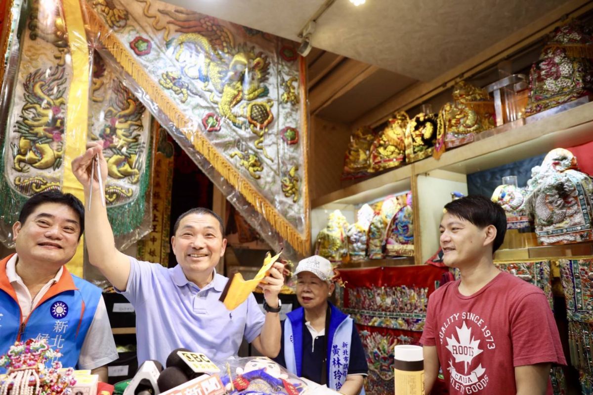 ▲國民黨新北市長參選人侯友宜今日在新北市議員黃林玲玲及議員參選人蔡健棠的陪同下，參訪以宗教文物精密刺繡著稱的「神明的店」。（圖／侯友宜辦公室提供）