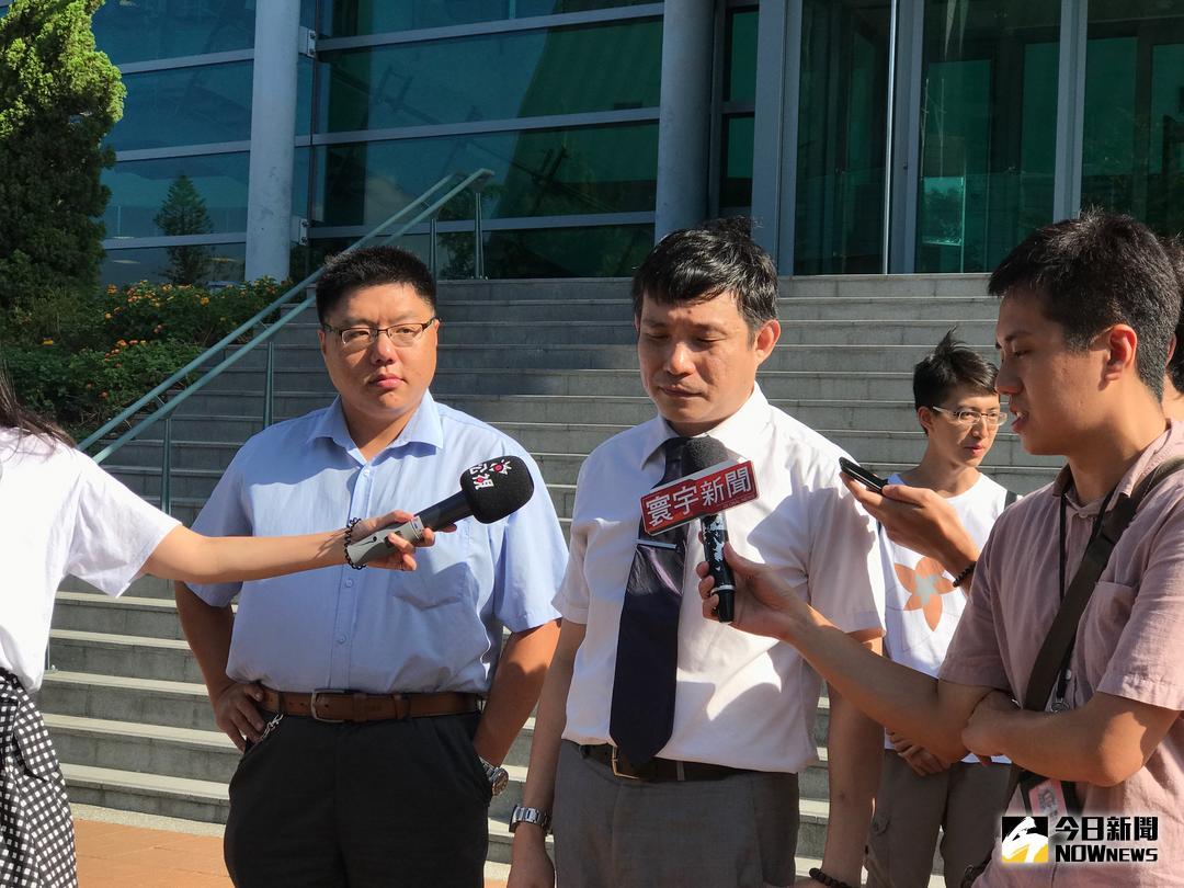 ▲學生委任律師俞百羽（中）表示，就身分而言，台大提出訴願最為恰當，但學生為了維護自身權益不得不如此。（圖／記者許維寧攝 , 2018.08.06）