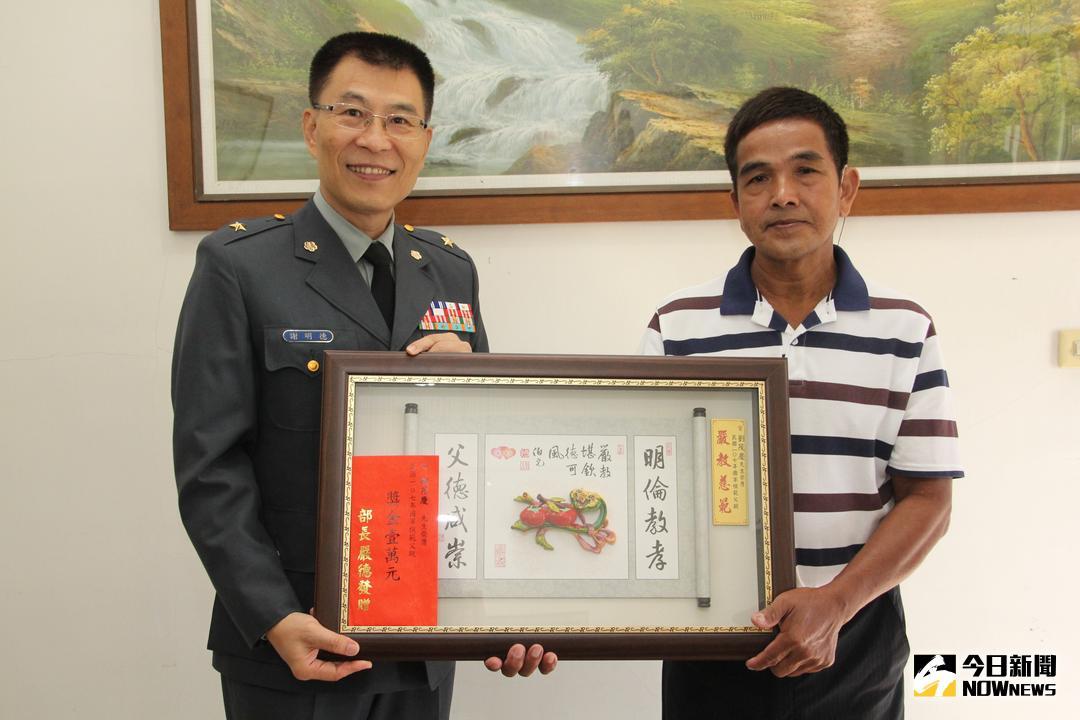 ▲國防部後備指揮部政戰主任謝明德少將頒贈107年國防部模範父親賀屏給當選「107年國軍模範父親」的劉茂慶，恭賀當選國軍107年模範父親。（圖／記者陳雅芳攝，2018.08.05\\)