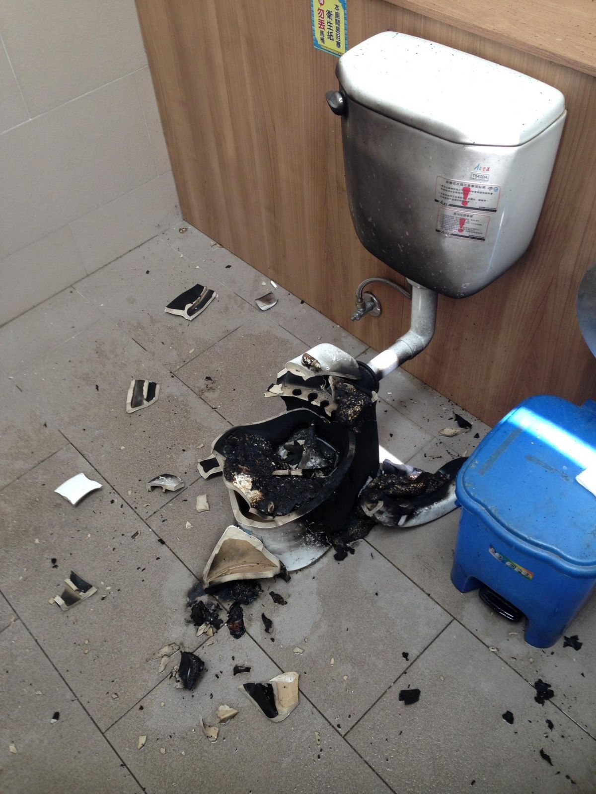 ▲警消人員獲報到228和平公園內的公廁查看，發現馬桶整個被炸毀焦黑一片。（圖／記者郭凱杰翻攝 , 2018.08.06\\)