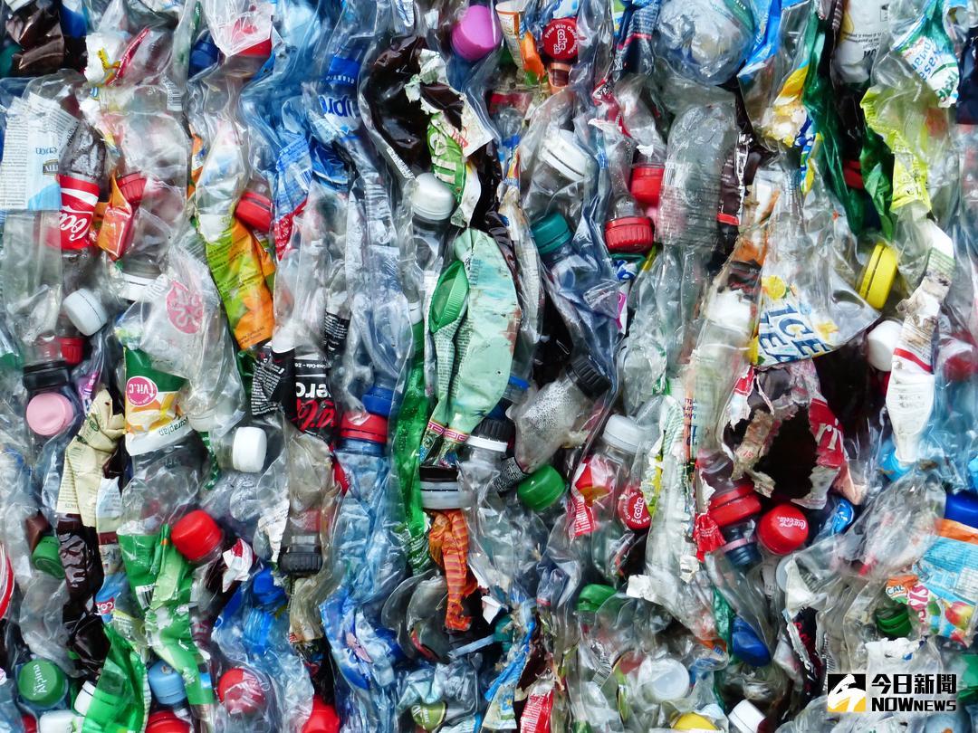 根據統計，臺灣人平均每人每天產出2.1公斤的垃圾，一年下來累積近800萬噸垃圾，而事業廢棄物，一年更高達近1900萬噸，大約有37座台北101大樓。(圖／記者陳聖璋翻攝，2018.8.6)