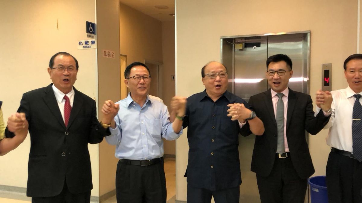 ▲國民黨立委丁守中（左二）與前台中市長胡志強（中）同台。（圖／丁守中辦公室提供）