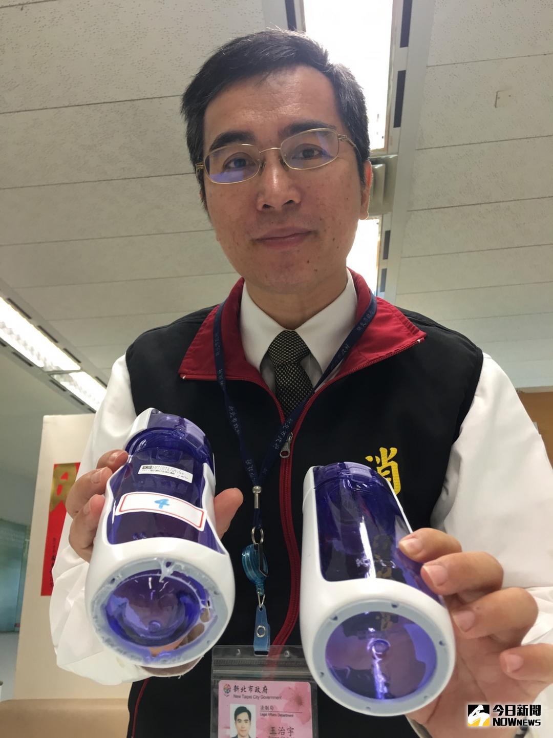 ▲新北市主任消保官王治宇表示，標示耐熱100度的運動水壺（右），經過試驗瓶身卻嚴重變形（左）。（圖／記者蔡琇惠攝，2018.08.07）