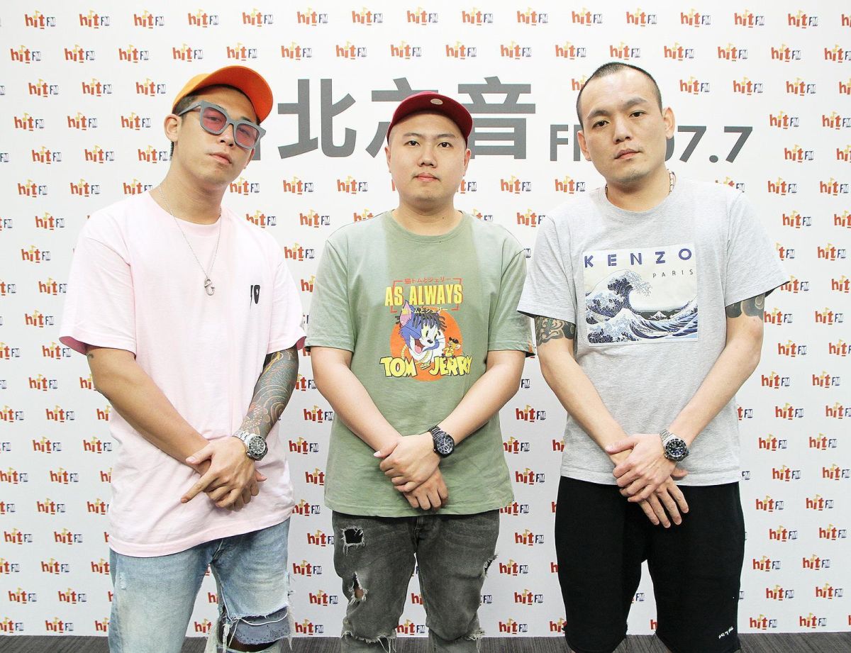 ▲玖壹壹團員洋蔥（中）的車子日前被破窗洗劫。（圖／Hit fm提供 , 2018.08.07）