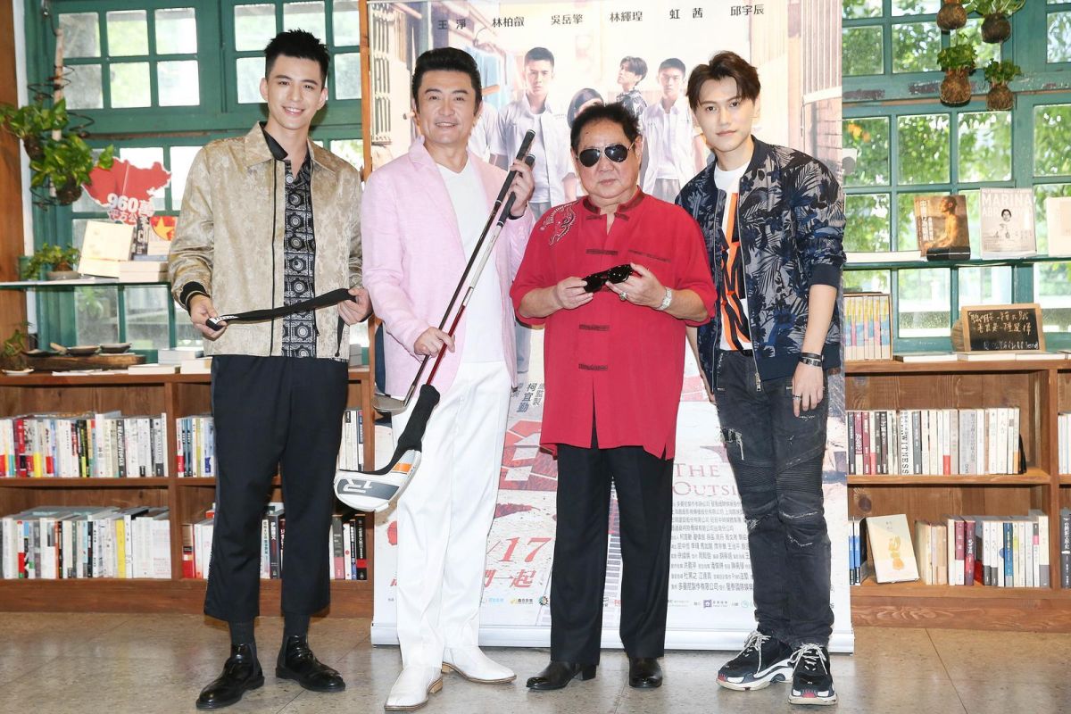 ▲林柏叡（左一）隔空送皮帶給屈中恆，希望能被調教。（圖／多曼尼提供 , 2018.08.07）