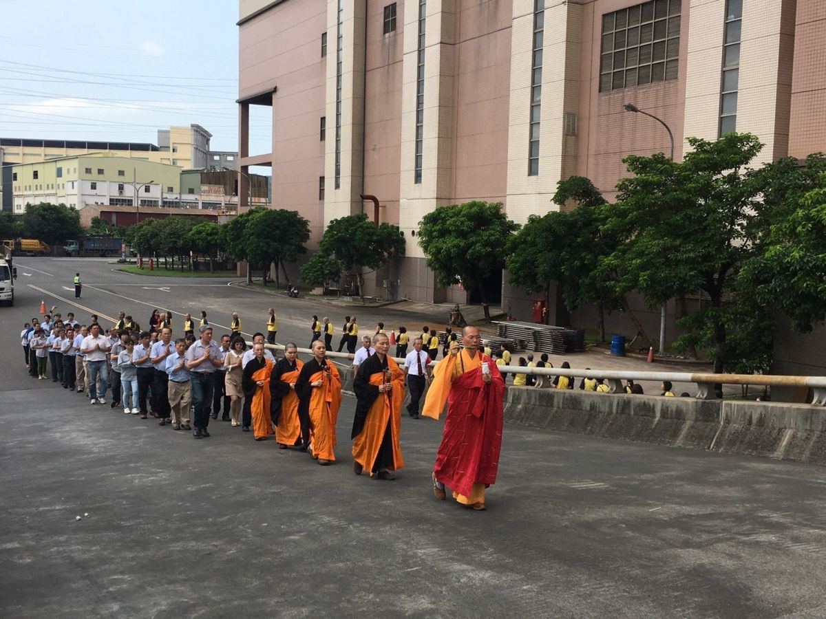 ▲佛光山慧知法師帶領繞廠灑淨。（圖／高市環保局提供,2018.08.07）