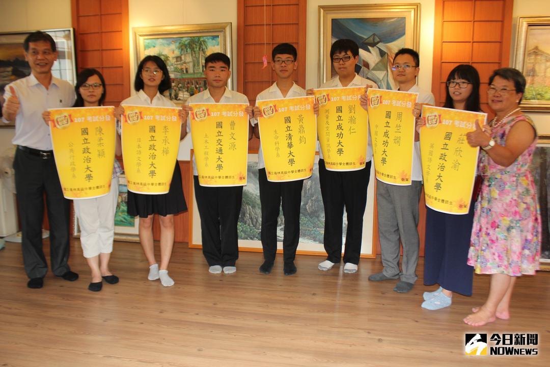 ▲大學指考放榜，國立員林高中錄取頂尖大學人數23人，升學率成長2倍跳，7位考取頂尖大學學生回母校分享喜訊與殊榮。（圖／記者陳雅芳攝，2018.08.07\\)