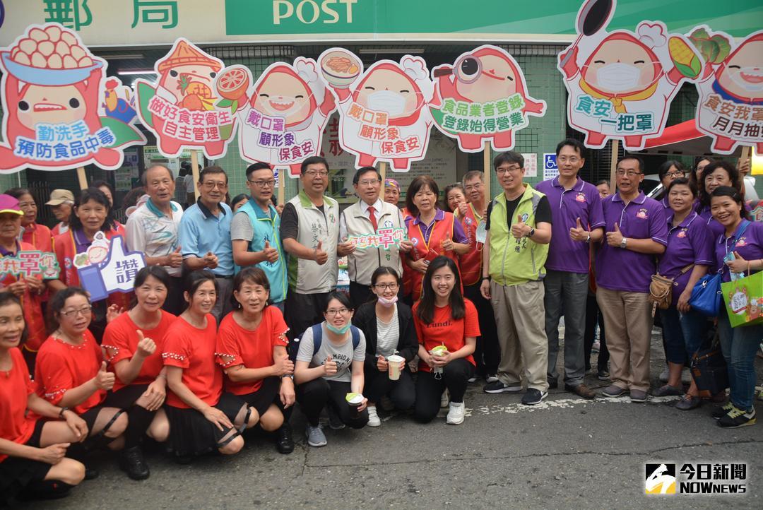 ▲市長涂醒哲、衛生局長張耀懋和食安志工等人至夜市介紹如何參加「食安我罩你 月月抽好禮」活動。（圖／記者郭政隆攝影2018.8.7）