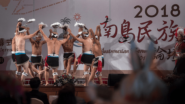 ▲蔡英文總統1日出席「2018南島民族論壇」，台上表演精彩原住民舞蹈。（圖／總統府提供）