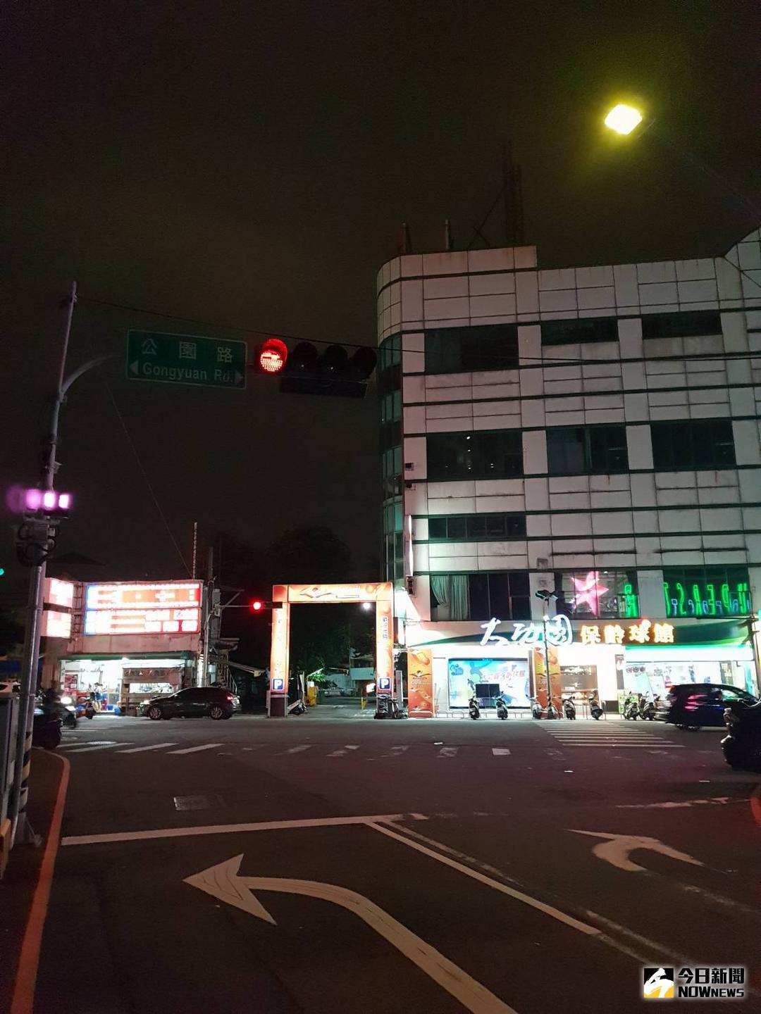 ▲台中市不少路口紅綠燈，非尖峰時段即調為不斷閃爍的警示號誌，道路使用人應自行注意交通安全（圖／記者鄧力軍攝 , 2018.08.08\\)