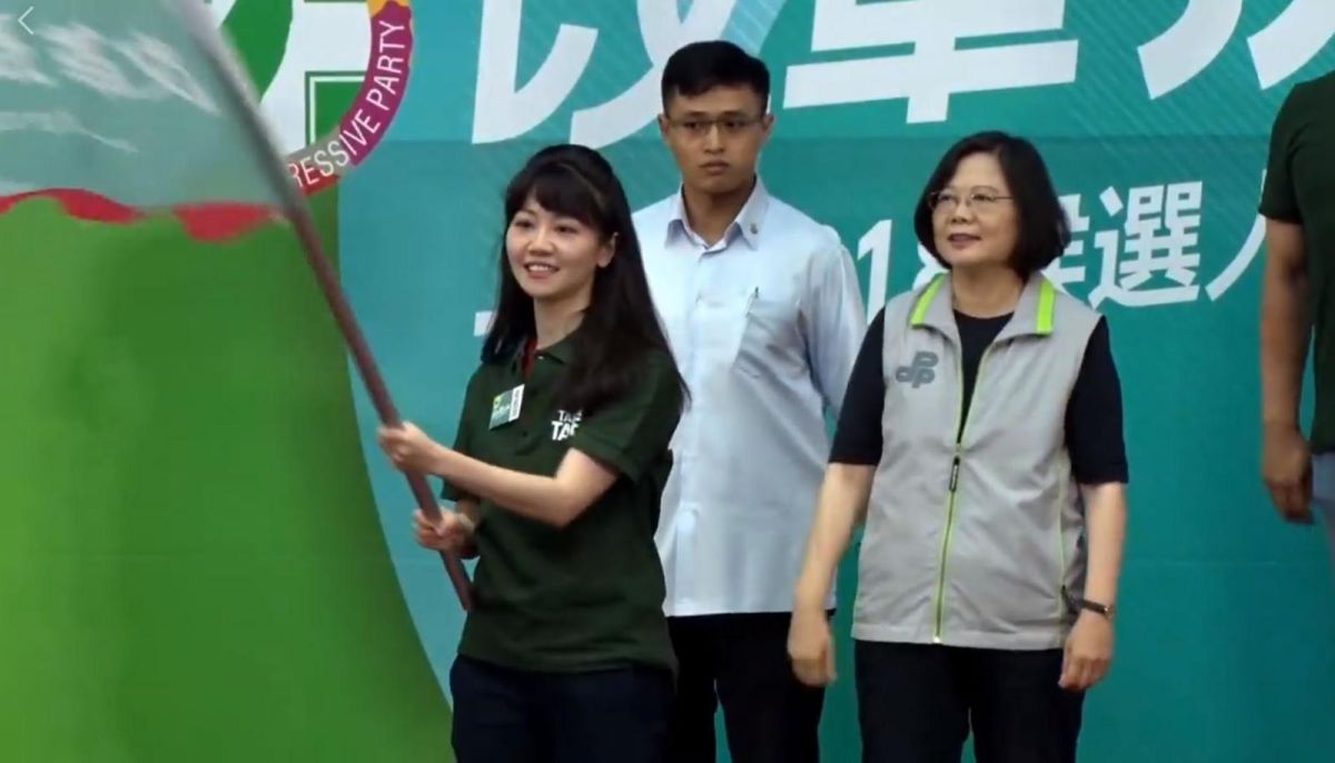 ▲民進黨台北市議員高嘉瑜被綠營鐵粉認為揮旗揮得「不甘不願」。（圖／翻攝自臉書）