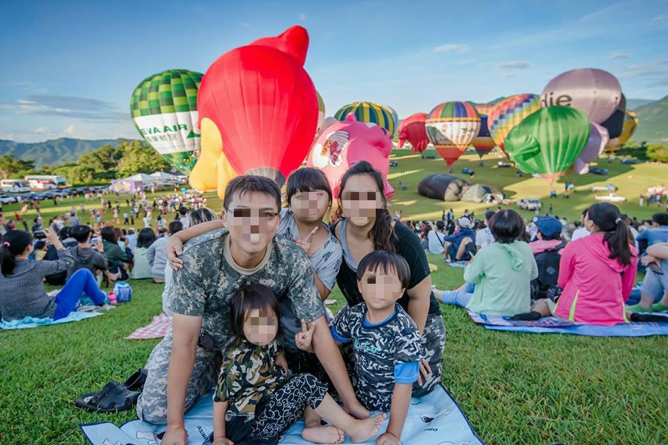 ▲陸軍士官長楊德文去（ 2017 ）年 8 月開車載著一家五口返家，遭闖紅燈的楊姓護理師撞上，造成楊德文一家 3 死 2 重傷。事後，楊女宣稱癲癇發作導致車禍，被依過失致死罪起訴。（圖／翻攝自臉書）