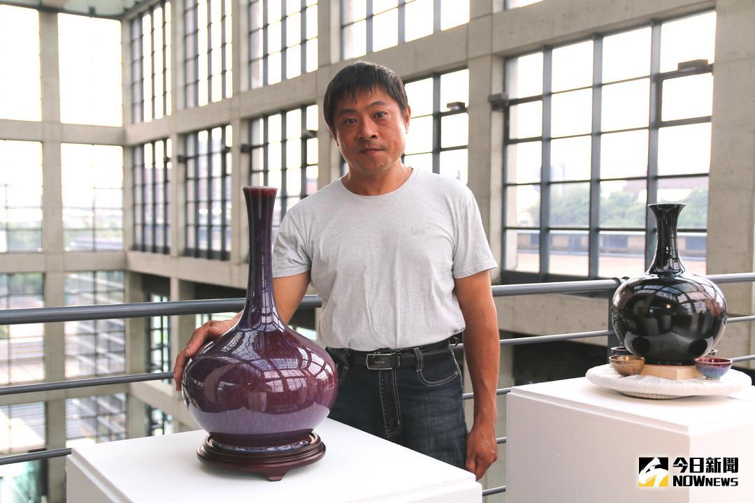 ▲陳志忠喜歡挑戰「不可能的任務」，專門燒製成功率極低的釉色，嘗試400次的失敗，終於成功燒出細緻如兔子毛般的釉色，作品令人驚豔。（圖／記者蔡琇惠攝，2018.08.08）