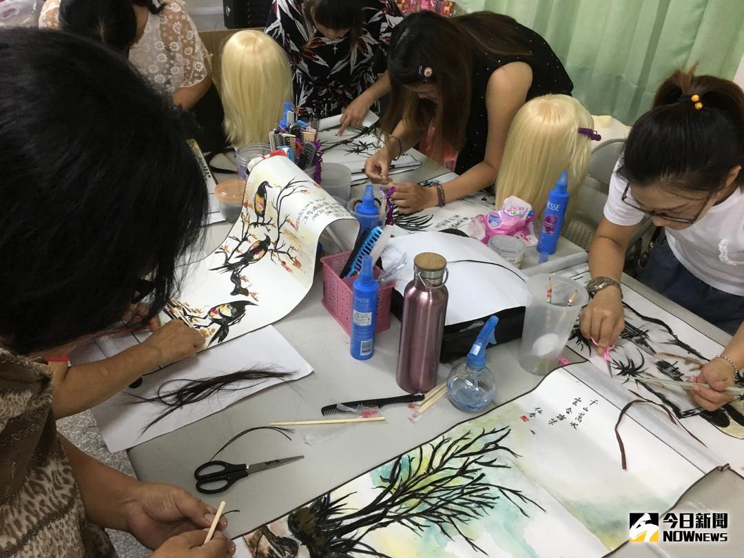 ▲美髮師吳淑岑巧思巧手將客人剪落髮絲，創作成一幅維妙維肖畫作的另項商機。（圖／記者簡勇鵬攝 , 2018.08.08