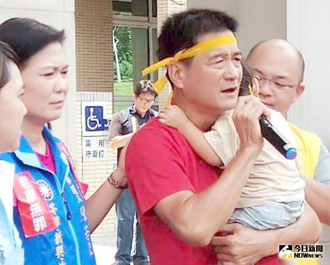 ▲老車主揹著小孩上街頭抗議，陳若翠（後）為變調的父親節滿臉神情憂傷。（圖／記者許高祥攝）