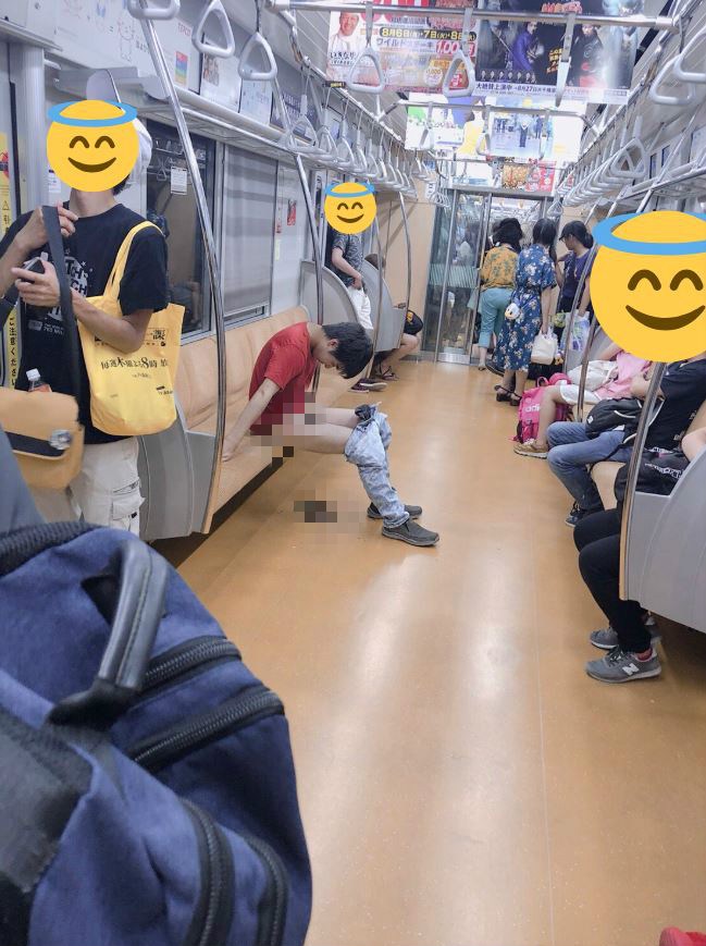 ▲有日本網友目擊一名年輕男子搭乘東京地下鐵有樂町線時，竟在位子上當眾脫褲「剉屎」，一旁民眾卻看似相當淡定。（圖／翻攝自推特）