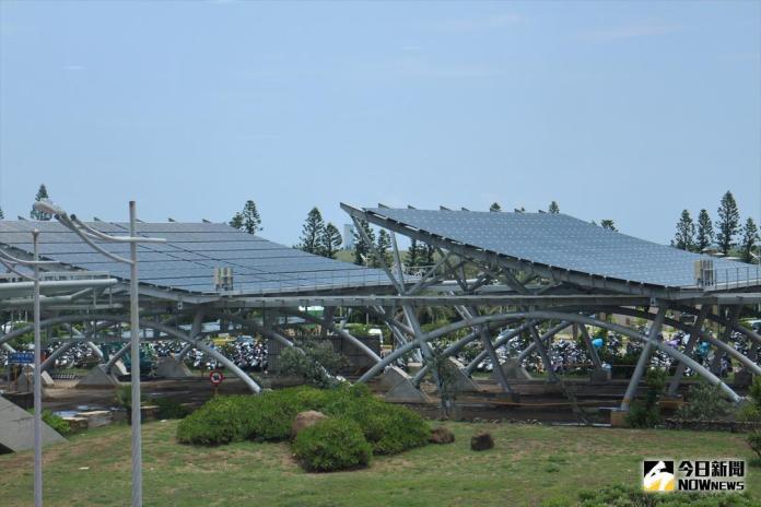 ▲澎湖機場太陽能光電場域的變電箱跳電，造成機場停電。（圖／張塵攝 , 2018.08.09）