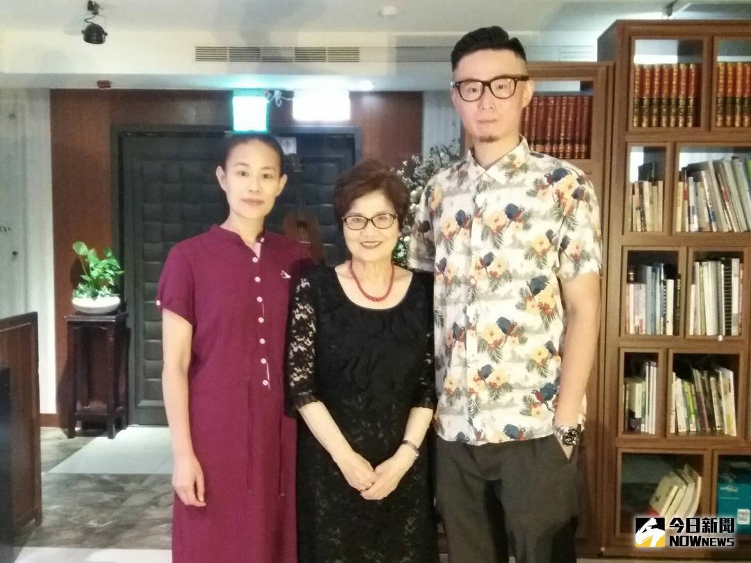 ▲左起陳小姐、鄭貽、傅俊豪談傅達仁。（圖／記者吳維書攝 , 2018.8.9）