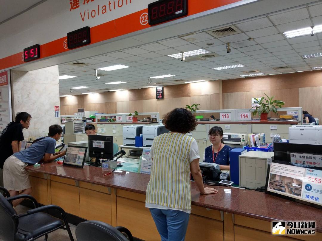 ▲交通違規罰款都由警察機關寄發「舉發違反道路交通管理事件通知單」，監理站不會主動打電話通知有罰單未繳，提醒民眾要特別留意，切勿受騙上當。（圖／記者陳雅芳攝，2018.08.09\\)
