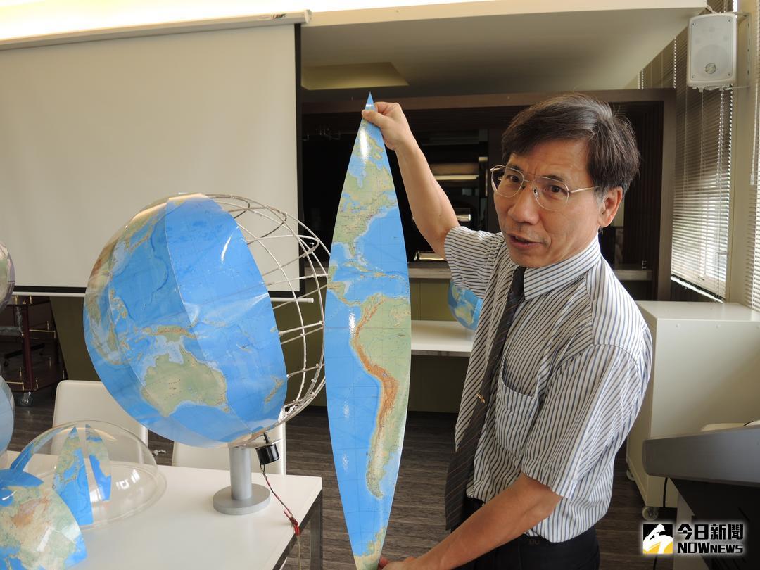 ▲建國科技大學觀光系助理教授林志重帶領學生，以地圖葉片製成「凸面地球儀」，參加日本東京「2018第32屆世界天才創新發明會展教育博覽會」獲金牌獎。（圖／記者陳雅芳攝，2018.08.09\\)