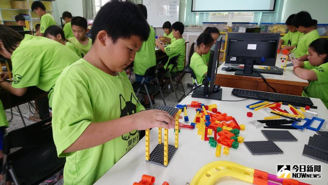 ▲潮洋國小學生們到溪陽國中智能教室上課，溪陽國中智能創意教室備有各種積木材料，讓學生創意發揮，展現各組合作激盪出創意作品。（圖／記者陳雅芳攝，2018.08.09\\)