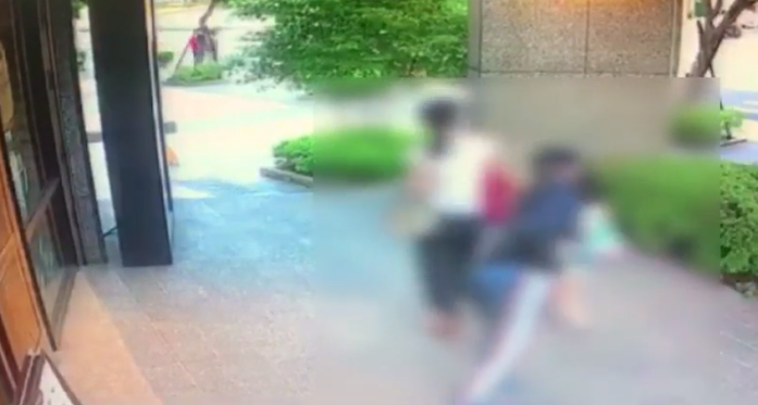 ▲周姓男子抓住女童書包企圖將人拉走，和女童母親發生激烈拉扯。（圖／社會中心翻攝 , 2018.08.10）