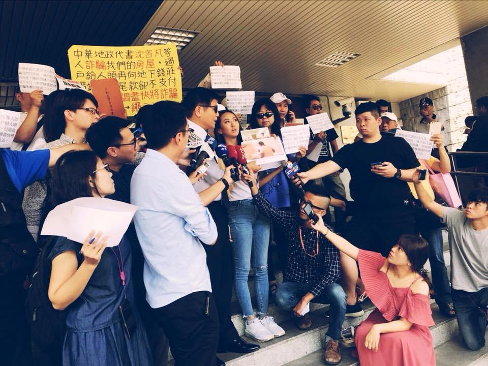 ▲薔薔與父親林茂樹，率領受害者出面抗議。（圖／翻攝自臉書，2018.08.10）