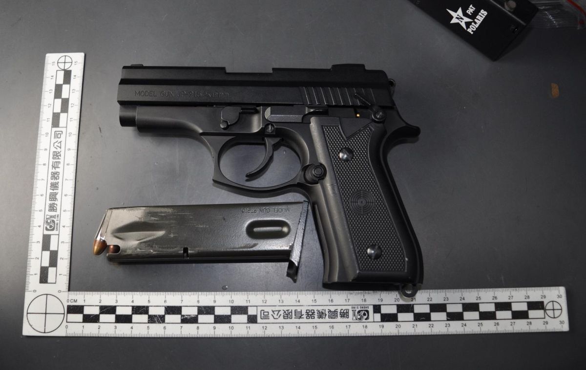 ▲警方在卓嫌住處起獲「金牛座」改造手槍。（圖／記者郭凱杰翻攝，2018.08.10。)