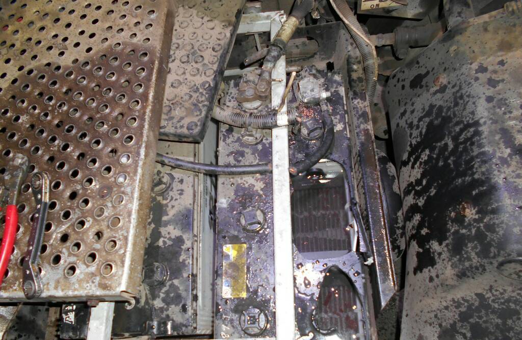 ▲李姓嫌犯想偷聯結車電瓶，卻誤觸讓電瓶短路發出爆聲和火花；李男被突如其來的聲響和火花嚇得丟下工具逃跑。（圖／桃園分局埔子所提供 , 2018.08.12）