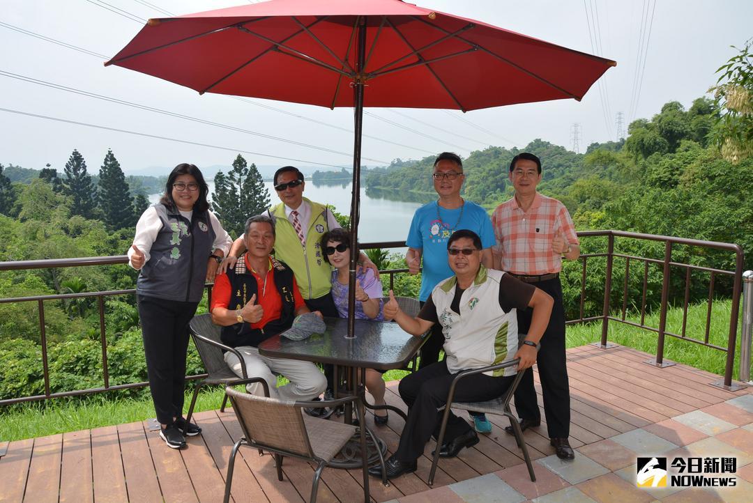 ▲建設完成的景觀平台是喝咖啡、欣賞蘭潭晨曦與落日的休閒最佳據點。（圖／記者郭政隆攝影2008.8.12）