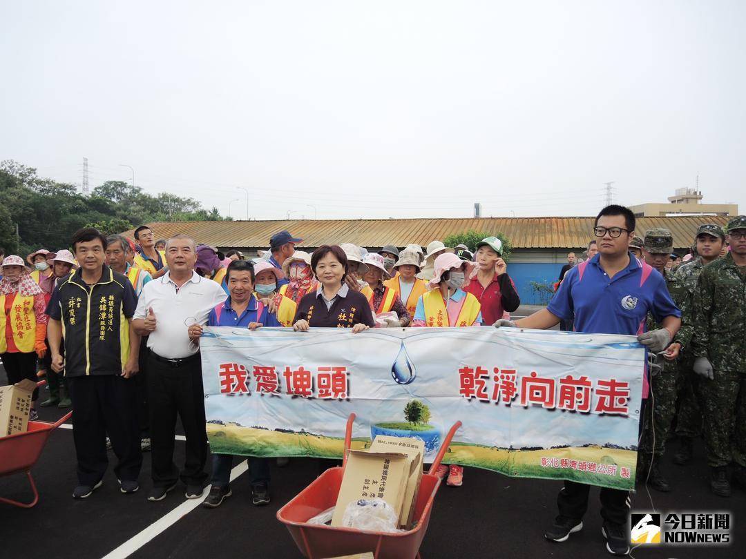▲埤頭鄉公所辦理「我愛埤頭 乾淨向前走」健行撿垃圾活動，軍民手拿一個垃圾袋，一邊健行，一邊將沿途看到的垃圾撿拾起來，讓健行活動添增意義。（圖／記者陳雅芳攝，2018.08.12\\)
