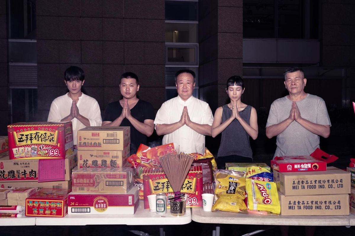 ▲（左起）邱澤、導演王鼎霖、命理老師謝沅瑾、温貞菱、澎恰恰，在鬼門開的11日，向普渡公與好兄弟們進行祭拜儀式，祈求拍攝順利與工作人員平安。（圖／華文創，2018.08.12）