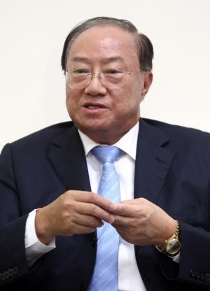 ▲因黨職併公職爭議,前考試院長關中被指溢領近新台幣352萬元,要求8月10日前返還國庫,不然將移請強制執行。不過關中前機要室主任桂宏誠12日表示,關中已經提出行政訴願。(資料照片/翻攝自網路) ▲因黨職併公職爭議,前考試院長關中被指溢領近新台幣352萬元,要求8月10日前返還國庫,不然將移請強制執行。不過關中前機要室主任桂宏誠12日表示,關中已經提出行政訴願。(資料照片/翻攝自網路)