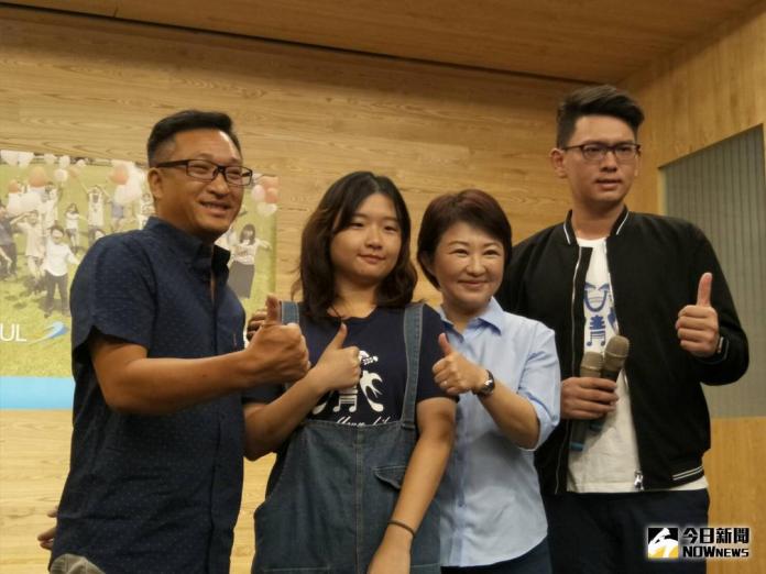 ▲台中市長參選人盧秀燕（右二）與她的秘書陳小八（左二）和導演徐森城(左一)發表「美好的一天」MV（圖／柳榮俊攝 , 2018.8.13)