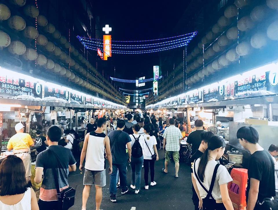 ▲一名網友跟太太、女兒到基隆廟口時，女兒遭一位中年婦女從後方突然伸手拉住，「擄童」驚恐事件重現。不過，隨後原 PO 澄清，婦人並未拉女兒的手。（圖／翻攝自臉書）