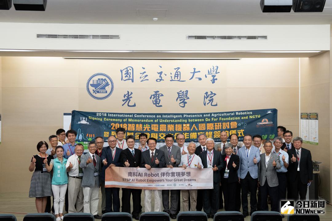 國立交通大學臺南分部與致遠基金會簽署儀式會後合影。(圖／記者陳聖璋攝，2018.8.13)