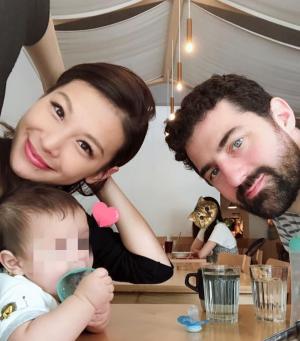 ▲艾莉絲（左）在法國居住期間再婚英國外交官馬培迪（右），後來一家人搬到倫敦定居。（圖／艾莉絲IG＠iris_1221_lily）