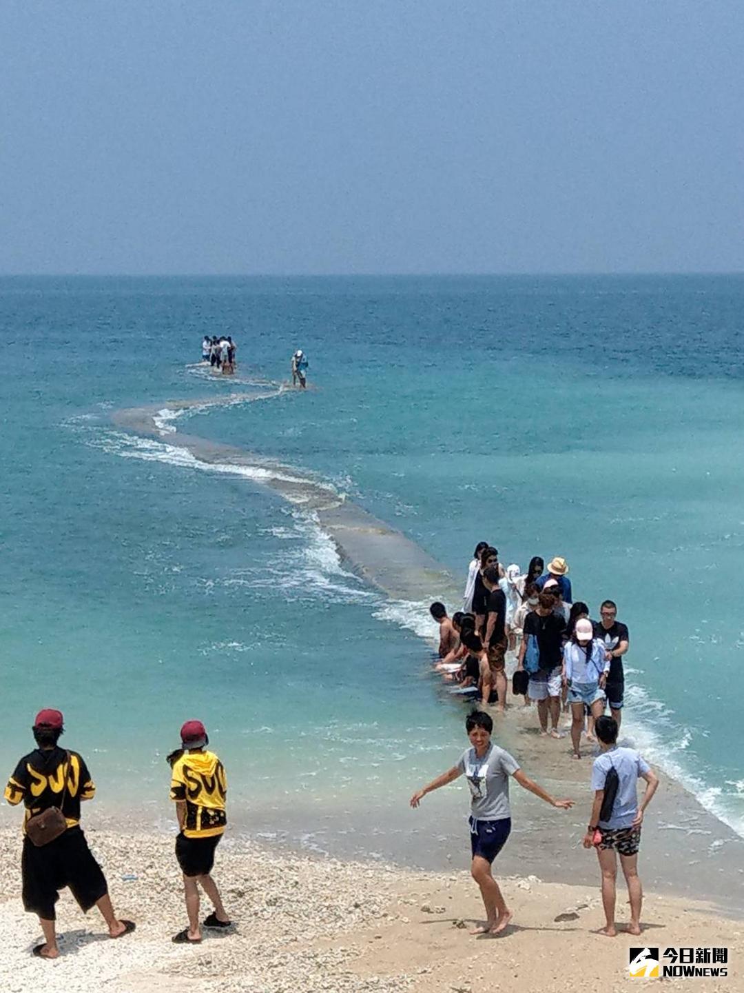 ▲民眾大滿潮時硬闖秘境澎湖天堂路，危機四伏險象環生。（圖／張良苗提供 , 2018.08.13）