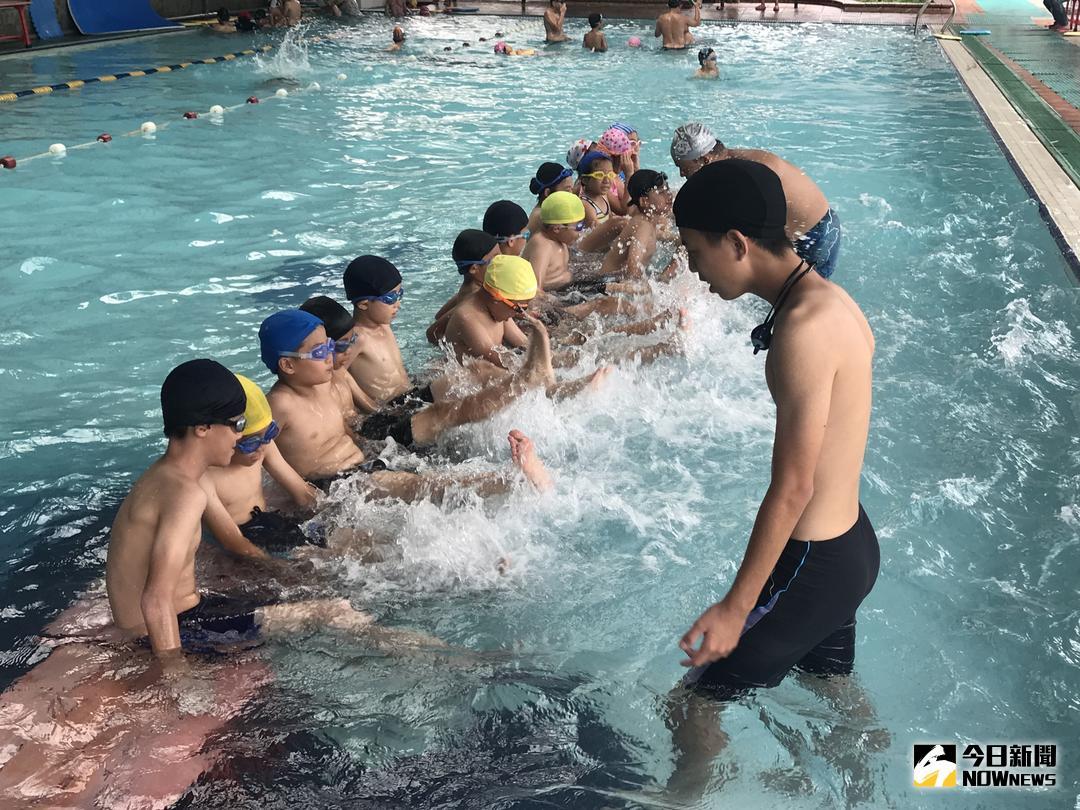 ▲芬園鄉文德國小安排一週的游泳教學活動，讓學童有個特別的消暑游泳課，也學習到相關的游泳及自救能力。（圖／記者陳雅芳攝，2018.08.13\\)