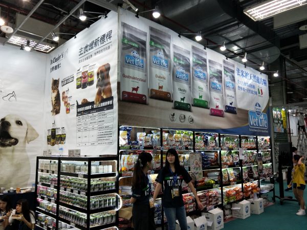 台北寵物用品博覽會今（31）日開跑，廠商紛紛祭出優惠搶客。（圖／記者彭巧蓁攝）
