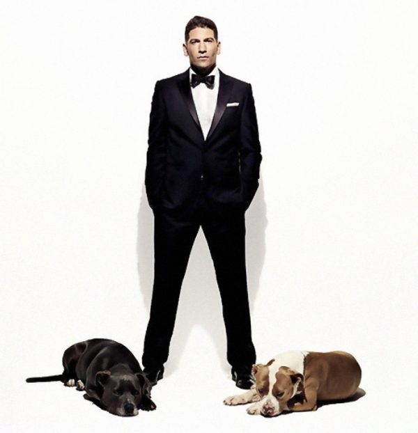 強柏恩瑟和二隻愛犬Boss及Venice為美國人道協會的防止虐待動物活動代言的照片。
