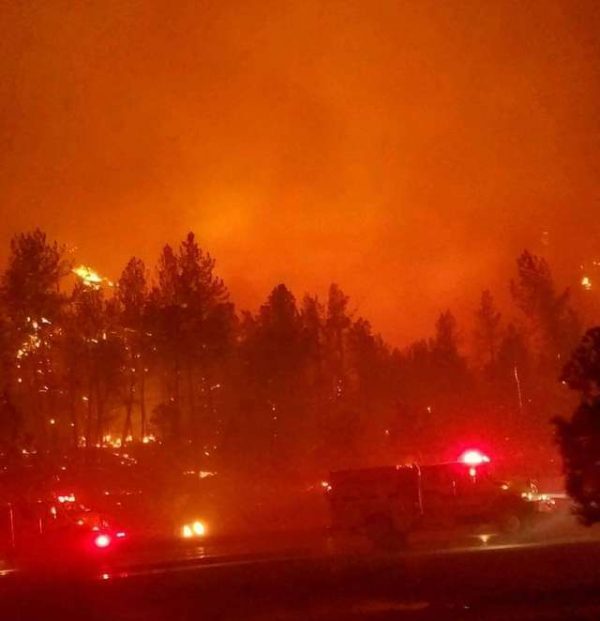 上月底北加州爆發森林大火，當地消防人員日夜疲於奔命，試圖控制災情。（圖／grassvalleyfire）