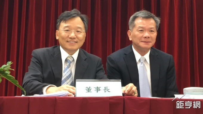 ▲ 左起為晶電董事長李秉傑、總經理周銘俊。(鉅亨網資料照)