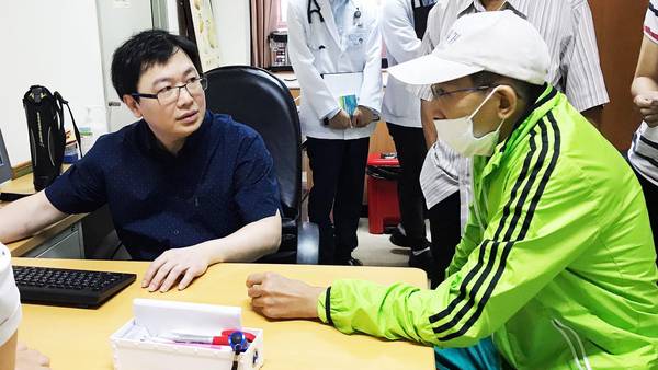 ▲董姓記者（右）手術出院後回診，主治醫師謝炯昭（左）檢查復原良好。（圖／高醫提供）
